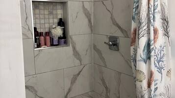 Shower, hair dryer, bidet, towels