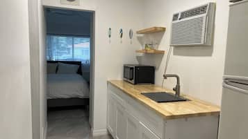 Refrigerador, microondas, parrilla de estufa y cafetera y tetera