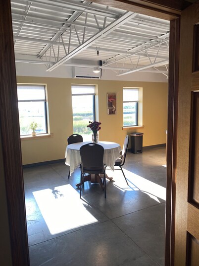 Lakeside Lodging @ The Plaza
Cozy 2 Bed- 2 Bath Nestled near the Lake Region