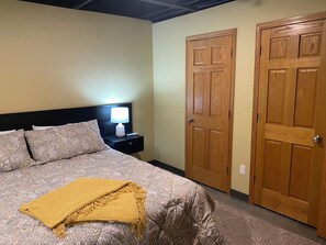2 bedrooms, iron/ironing board, WiFi, bed sheets - Lakeside Lodging @ The Plaza
Cozy 2 Bed- 2 Bath Nestled near the Lake Region (Devils Lake)