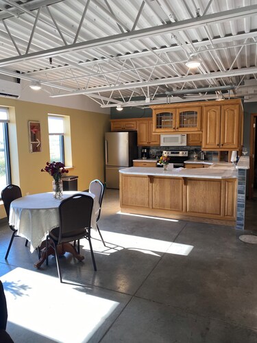 Lakeside Lodging @ The Plaza
Cozy 2 Bed- 2 Bath Nestled near the Lake Region