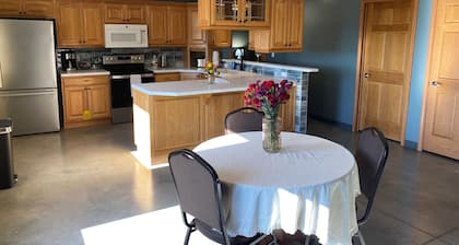 Lakeside Lodging @ The Plaza
Cozy 2 Bed- 2 Bath Nestled near the Lake Region