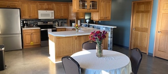 Lakeside Lodging @ The Plaza
Cozy 2 Bed- 2 Bath Nestled near the Lake Region