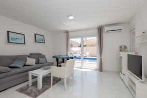 TV, fireplace - Villa Bianca with private pool (Gornji Vinjani)