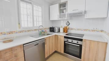 Maison | Cuisine privée | Réfrigérateur, micro-ondes, four, plaque de cuisson