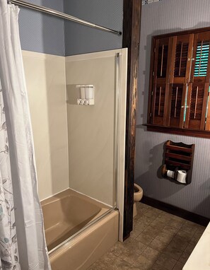 Hair dryer, towels, soap, shampoo - Charming 3-bedroom house in a country setting minutes from Oswego's attractions (Oswego)