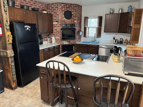 Charming 3-bedroom house in a country setting minutes from Oswego's attractions