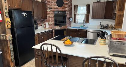 Charming 3-bedroom house in a country setting minutes from Oswego's attractions
