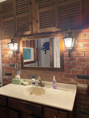 Hair dryer, towels, soap, shampoo - Comfortable 3-bedroom house in a wooded country setting minutes from attractions (Oswego)