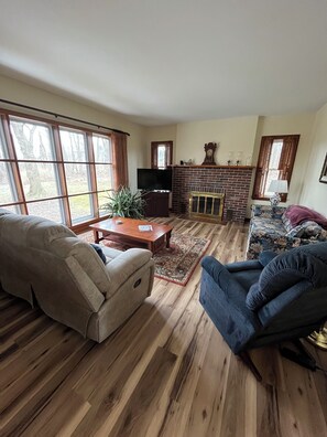 Smart TV, books - Charming 3-bedroom house in a country setting minutes from Oswego's attractions (Oswego)