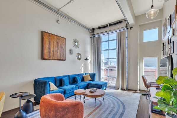 Living area - Modern Condo With Mountain Views, Walk To Downtown 2 Bedroom Condo (Salt Lake City)