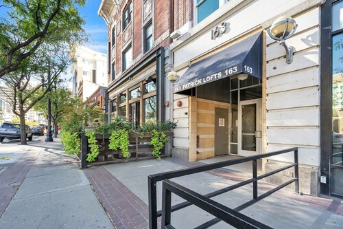 Modern Condo With Mountain Views, Walk To Downtown 2 Bedroom Condo