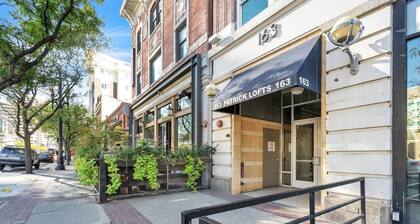 Modern Condo With Mountain Views, Walk To Downtown 2 Bedroom Condo