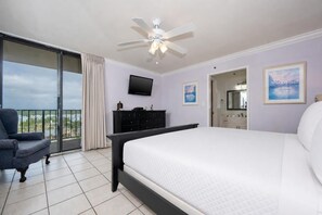 Ein Hotelzimmer mit Bett, Fernseher, Schreibtisch, Stuhl, Balkon und Bad.