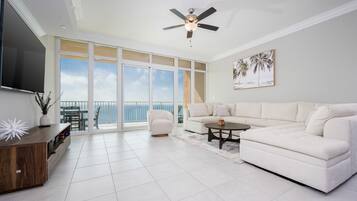 Condo, 3 quartos | Área de estar