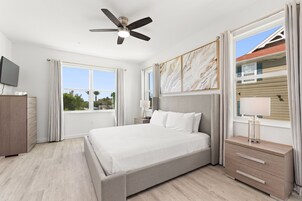 6 habitaciones, escritorio y espacio para trabajar con laptop