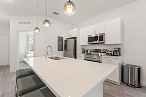 Townhome, 6 Bedrooms | Private kitchen | Fridge, oven, coffee/tea maker, toaster