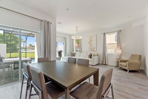 Casa adossada, 6 dormitoris | Sala d'estar | Televisor intel·ligent