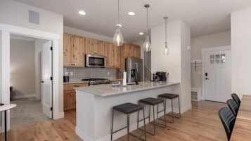 House, 3 Bedrooms | Private kitchen | Fridge, oven, coffee/tea maker, electric kettle
