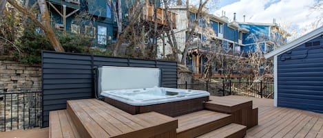 Condo, 2 habitaciones | Tina de hidromasaje al aire libre