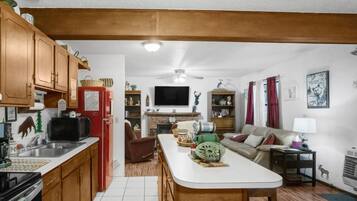 Cabana, 2 dormitoris | Sala d'estar | Televisor intel·ligent i serveis de streaming