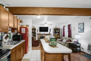 小屋, 2 间卧室 | 起居区 | 智能电视、流媒体服务