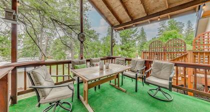 Eagle's Nest - Hot Tub, Deck & Prime Location 2 Bedroom Cabin
