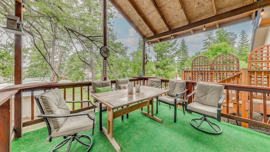 Eagle's Nest - Hot Tub, Deck & Prime Location 2 Bedroom Cabin