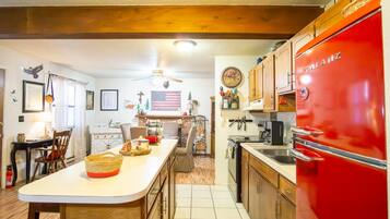 Cabaña, 2 habitaciones | Cocina privada | Horno y cafetera o tetera