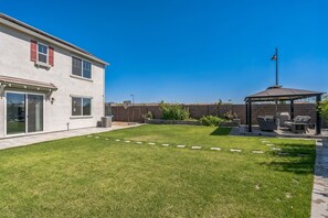 House, 3 Bedrooms | Terrace/patio - Spacious 3br Home With Charming Backyard 3 Bedroom Home (Folsom)