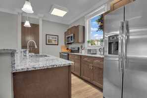 Refrigerador, microondas, horno, placa de cocina