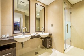 Shower, hair dryer, towels, soap - Waterfront 2BR with Assistant Room in Dream Palm Residence, Palm Jumeirah (Dubai)