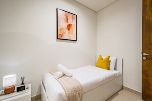 3 bedrooms, in-room safe, iron/ironing board, free WiFi - Waterfront 2BR with Assistant Room in Dream Palm Residence, Palm Jumeirah (Dubai)