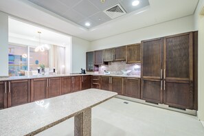 Fridge, microwave, oven, stovetop - Waterfront 2BR with Assistant Room in Dream Palm Residence, Palm Jumeirah (Dubai)
