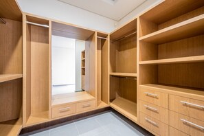 Interior - Waterfront 2BR with Assistant Room in Dream Palm Residence, Palm Jumeirah (Dubai)