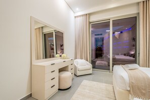 3 bedrooms, in-room safe, iron/ironing board, free WiFi - Waterfront 2BR with Assistant Room in Dream Palm Residence, Palm Jumeirah (Dubai)