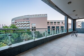Terrace/patio - Waterfront 2BR with Assistant Room in Dream Palm Residence, Palm Jumeirah (Dubai)