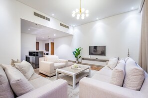 TV - Waterfront 2BR with Assistant Room in Dream Palm Residence, Palm Jumeirah (Dubai)
