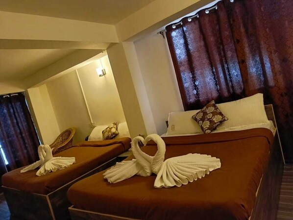 Comfort Quadruple Room | Free WiFi - Hotel Mountain Meadows (Darjeeling)