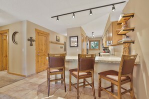 Interior - Beautiful 2 bdrm condo in Breckenridge, Steps to gondola/Main Street! (Breckenridge)