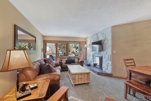 TV, fireplace - Beautiful 2 bdrm condo in Breckenridge, Steps to gondola/Main Street! (Breckenridge)