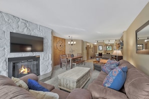 TV, fireplace - Beautiful 2 bdrm condo in Breckenridge, Steps to gondola/Main Street! (Breckenridge)