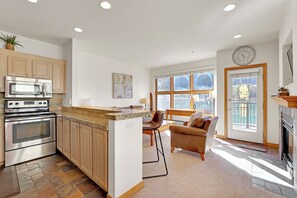 Micro-ondes, plaque de cuisson, lave-vaisselle, cafetière/bouilloire