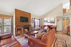 Télévision, cheminée