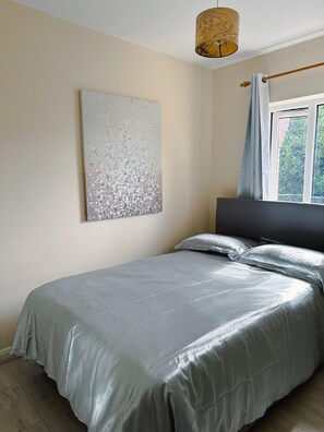 2 habitaciones, tabla de planchar con plancha, wifi y ropa de cama