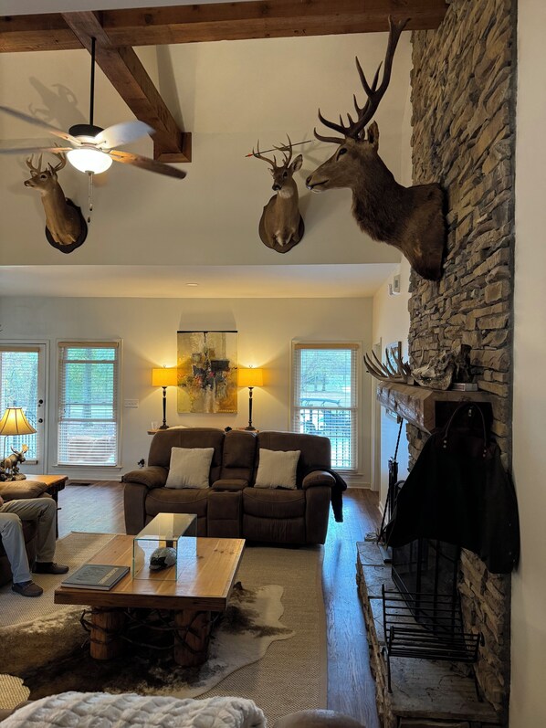 Smart TV, fireplace - "3 Goldens"- A Spacious farmhouse with beautiful 10 acre lake in Hope Hull, Al (Hope Hull)