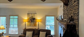 "3 Goldens"- A Spacious farmhouse with beautiful 10 acre lake in Hope Hull, Al