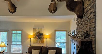 "3 Goldens"- A Spacious farmhouse with beautiful 10 acre lake in Hope Hull, Al