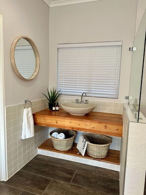 Saç kurutma makinesi, havlu, sabun, şampuan 