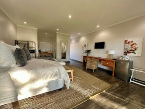 Cofres nos quartos, escrivaninha, espaço de trabalho para notebook